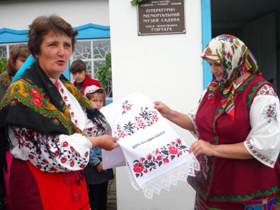 Двоюрідна племінниця Олеся Гончара Тетяна Бондаревська (зліва) біля хати-музею письменника