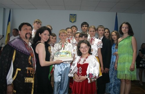 Головний редактор «Села полтавського» Лариса Коба з учасниками фестивалю