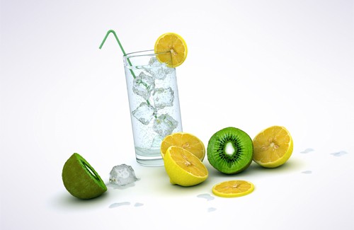 Лимонный сок разбавленный водой хорошо освежает во время жары