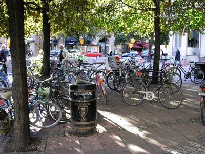 У Швеції дуже популярний екологічнийтранспорт — велосипед. А цю старовину бронзову урну на вулиці у Швеції ніхто й не думає красти