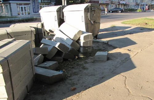 Бортовой камень, используемый при капитальном ремонте ул. Калинина в Полтаве