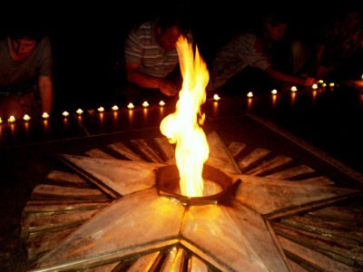 зажигать свечи памяти возле мемориалов советским воинам