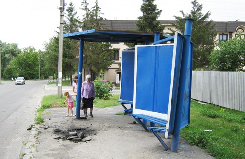 Поврежденная автобусная остановка на улице Панянка