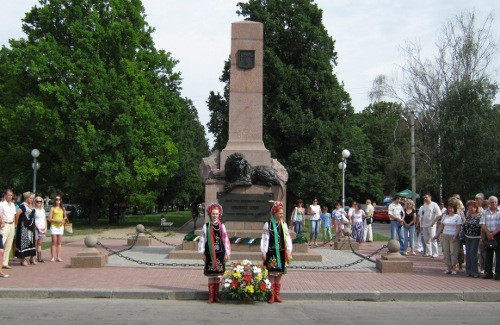 Таким памятник защитникам Полтавы мы видим в последний раз