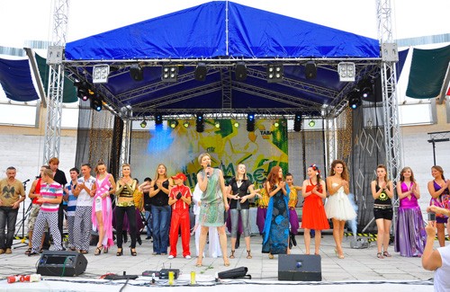 Всі учасники разом із ведучою Наталією Дяченко співали пісню «Квадрату У»