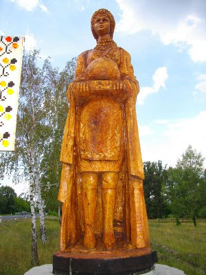 Один із символів Великої Багачки — скульптура Оксана