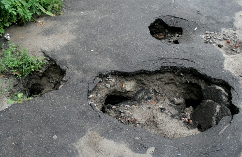 Провал на тротуаре (переулок Рыбальский, Полтава)