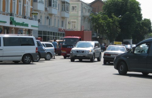 Объезд припаркованного красного авто ведет к нарушению ПДД