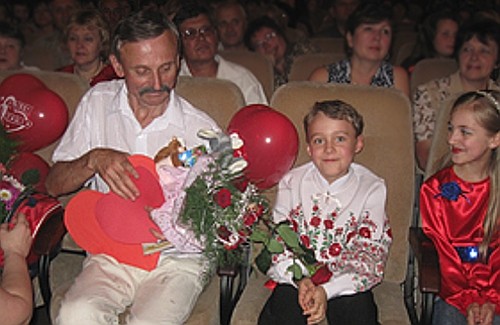 Маленький Альоша Ткаченко на благодійному концерті пам’яті його родини