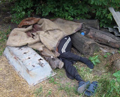 У селі Великій Безуглівці Козельщинського району на подвір’ї лежав труп чоловіка, накритий ковдрою