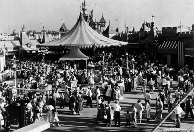 Толпа возле парка аттракционов «Диснейленд» в Анахайме, Калифорния, около 1955 года