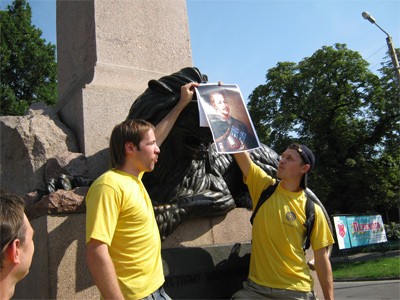 Участники акции также потребовали установления в городе памятника Ивану Мазепе