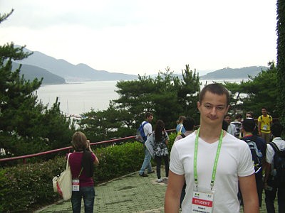 Андрій Овсянніков на фоні південно–корейського пейзажу