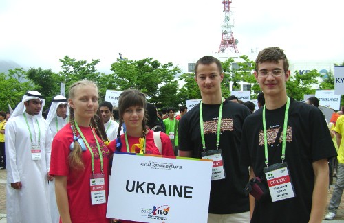 Андрій (другий справа) у складі української команди