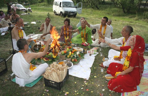 Во время свадьбы состоялась огненная церемония