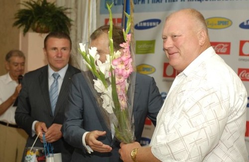 Зліва президент НОКУ Сергій Бубка; квіти вручає міністр сім’ї, молоді та спорту Равіль Сафіуллін