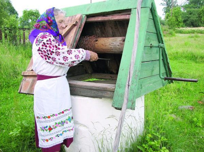 Валентина Зинькова из села Федоровка кидает в колодец ключ от старинного замка-засова от домашних дврей, чтобы «отворить» дождь