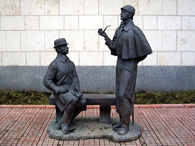 Памятник Шерлоку Холмсу и доктору Ватсону в Москве