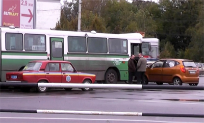 В Полтаве «кольцевой» автобус протаранил иномарку