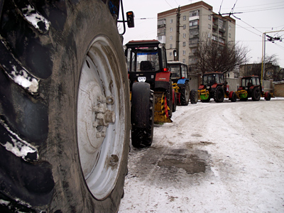 5 тракторів, що будуть прибирати сніг