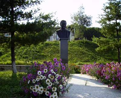 Пам’ятник Василю Симоненку у селі Біївці