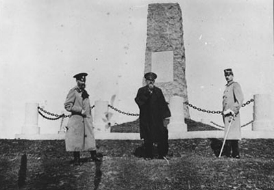 И.Ф. Павловский (в центре) у памятника погибшим шведам. 1911 г.
