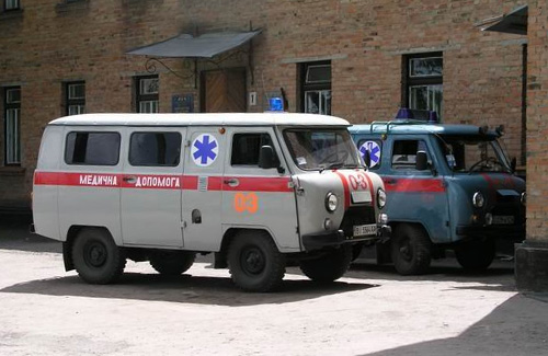 Машини швидкої допомоги біля Гадяцької ЦРЛ 