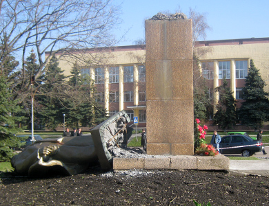 В Шишаках свалили памятник Ленину