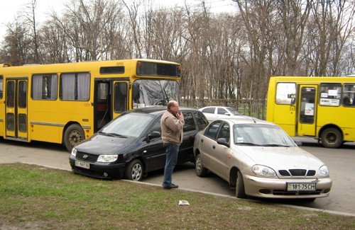 Автобус «Scania» впечатал «Hyundai» в рядом стоящий «Daewoo»