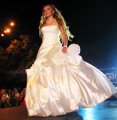 Марш невест в Полтаве