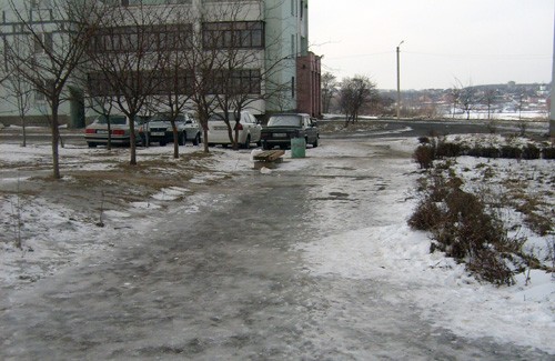 Звичайний двір на Огнівці. Піску і солі місцеві тротуари не бачили з початку зими.