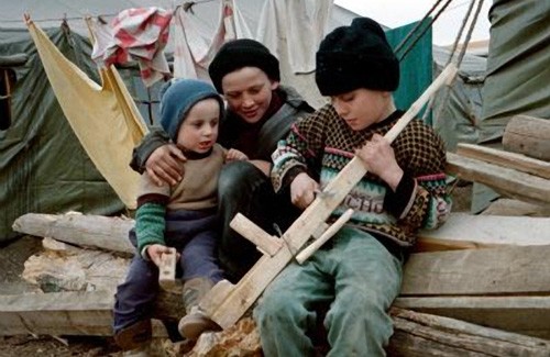 Чеченський табір біженців. Діти прагнуть стати солдатами з наймолодших років.