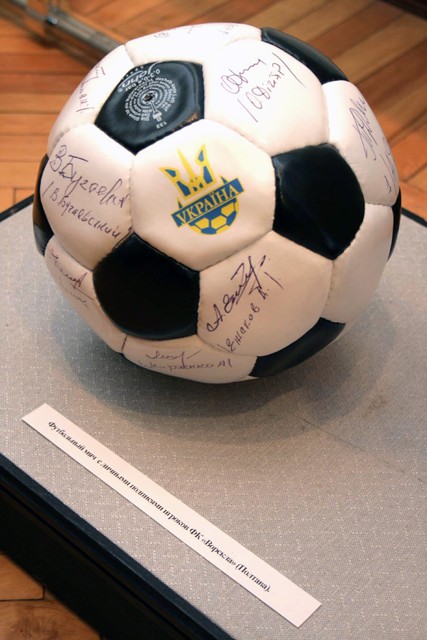 Футбольний м’яч з підписами гравців «Ворскла»