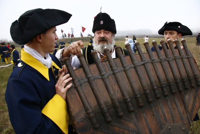 Шведи з українцями заряджають гармати