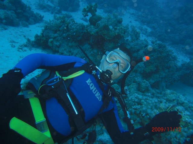 Юрий Бойко возлежит на кораллах