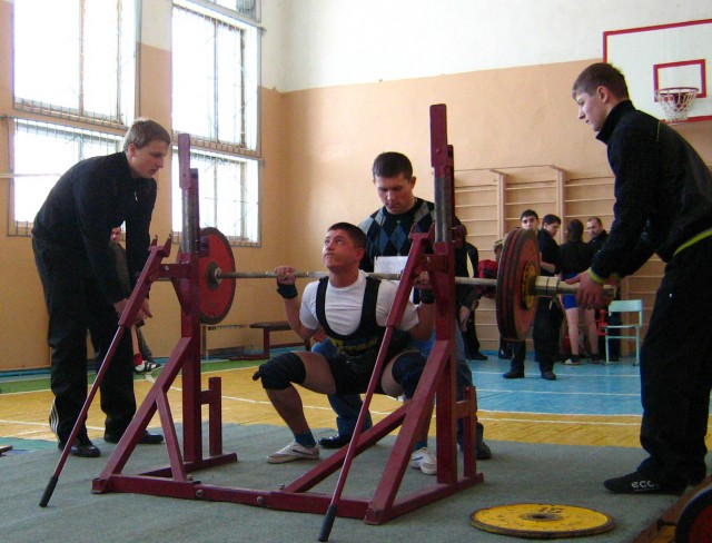 Касьяненко Виталий (в/к 60), вес штанги - 180 кг
