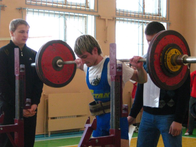 Никоненко Валерий (в/к 60), вес штанги - 140 кг