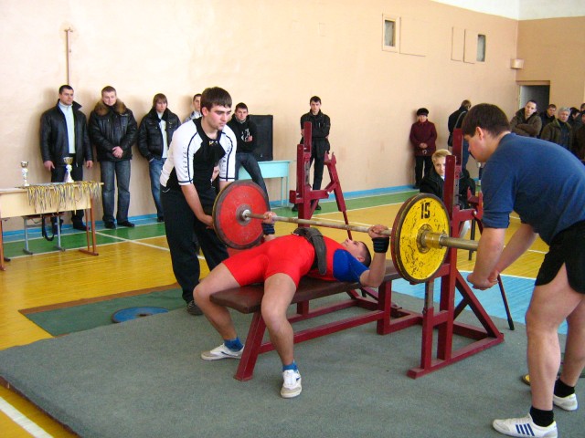 Касьяненко Виталий (в/к 60), вес штанги - 105 кг