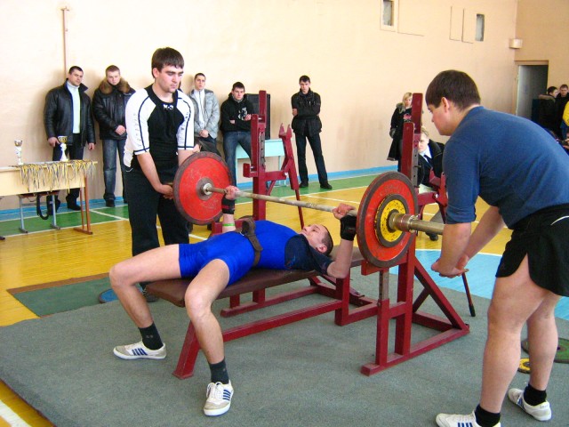 Марич Дмитрий (в/к 60), вес штанги - 85 кг