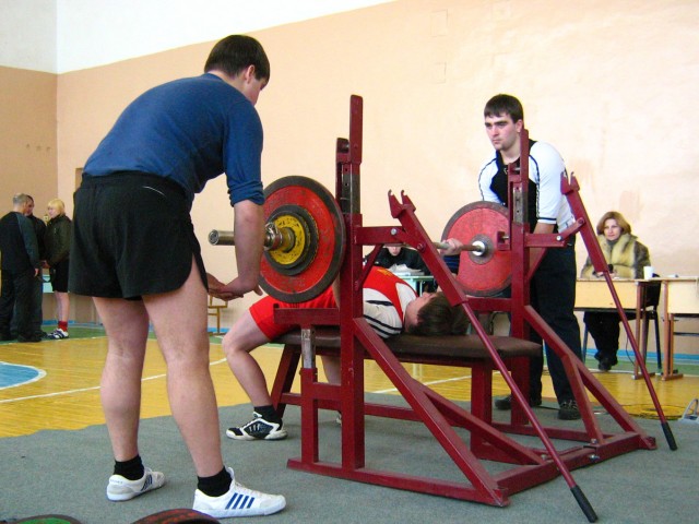 Рябчан Станислав (в/к 60), вес штанги - 90 кг