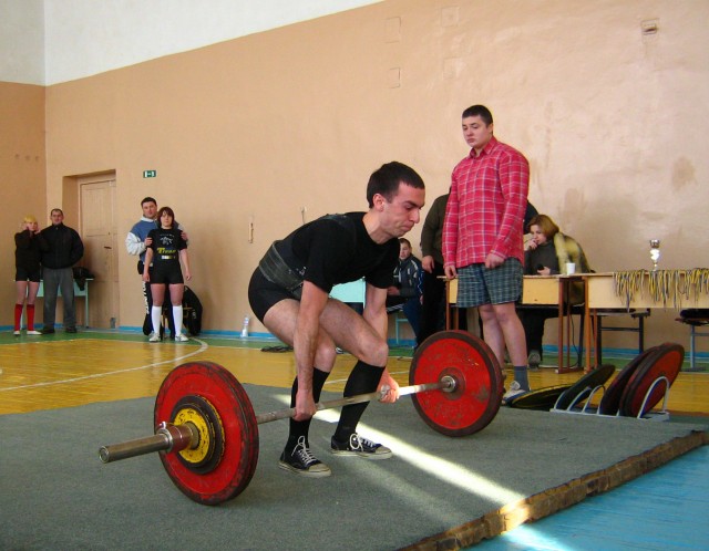 Бовканюк Сергей (в/к 56), вес штанги - 140 кг