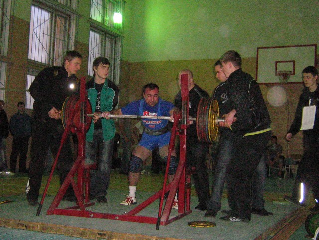 Мдивнишвили Иракли (в/к 82.5), вес штанги - 300 кг, неудачная попытка
