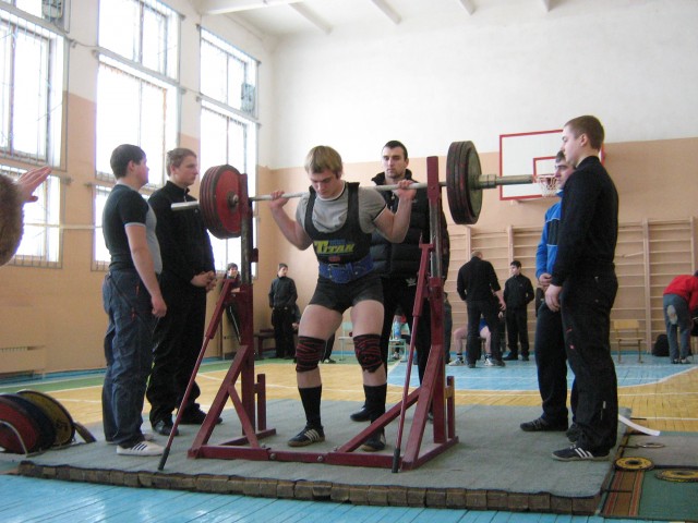 Власенко Евгений (в/к 100), вес штанги - 245 кг