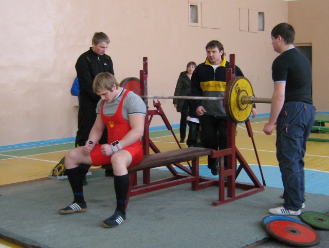 Власенко Евгений (в/к 100) настраивается на подход, вес штанги - 160 кг