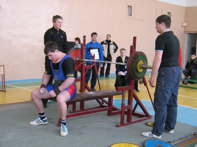 Стежка Александр (в/к 100), вес штанги - 200 кг