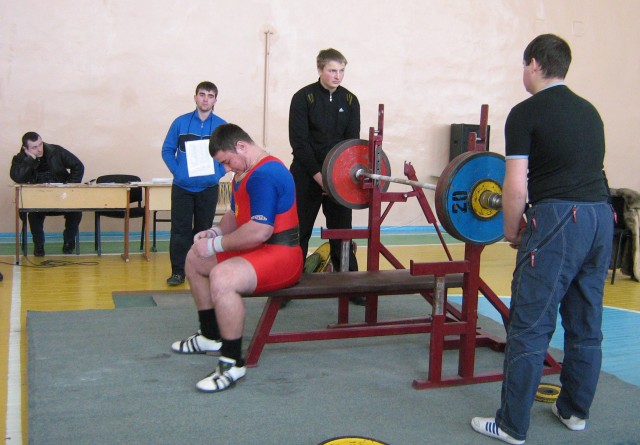 Чипко Геннадий (в/к 110) перед новым рекордом, вес штанги - 220 кг