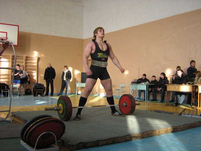 Власенко Евгений (в/к 100), вес штанги - 250 кг