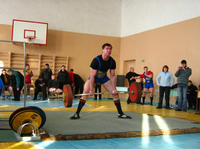 Жамардий Валерий (в/к 90), вес штанги - 240 кг