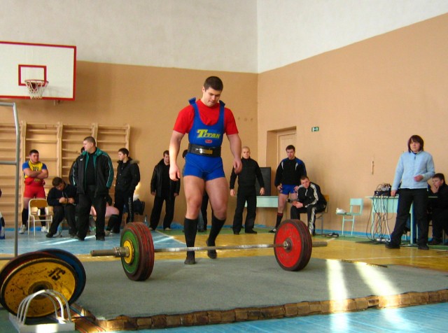 Калиниченко Игорь (в/к 110), вес штанги - 250 кг