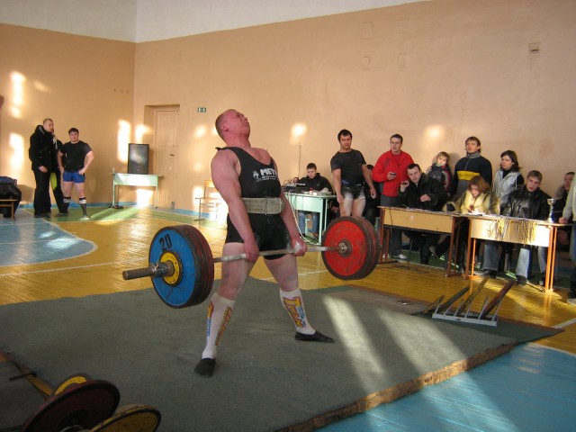 Листопадный Сергей (в/к 100), вес штанги - 270 кг